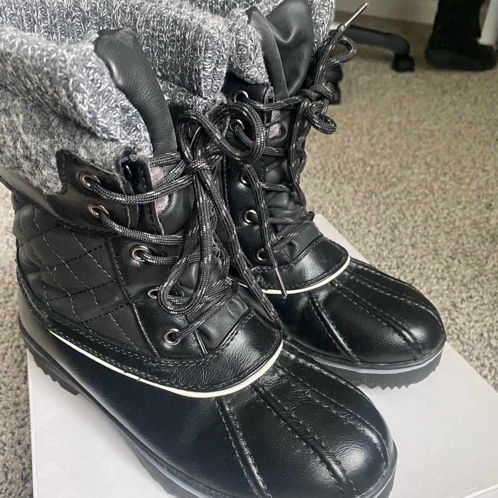 Snow boots